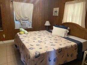 Holiday Court 01 - Surfside